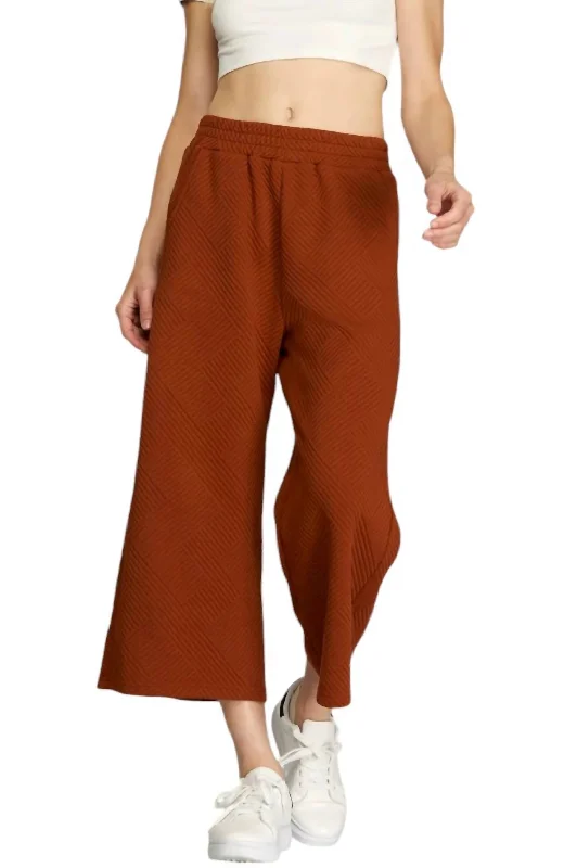 Linen women trousers for a breathable and summer - friendly choiceElastic Waist Quilted Texture Capri Pants In Brick