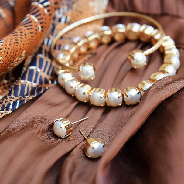 Cropped Women Sweater to Pair with High - Waisted BottomsCaroline Svedbom Classic Stud Earrings - Gold Pearl