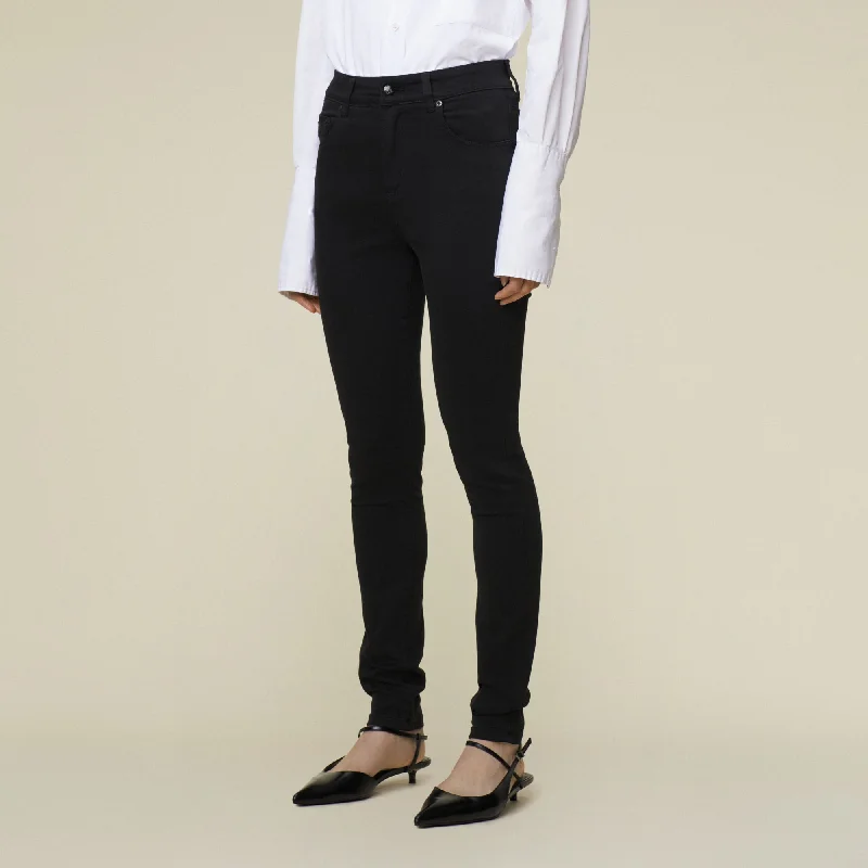 Distressed women jeans for a trendy and edgy lookCelia Kilian Clean Noir - High Rise Skinny