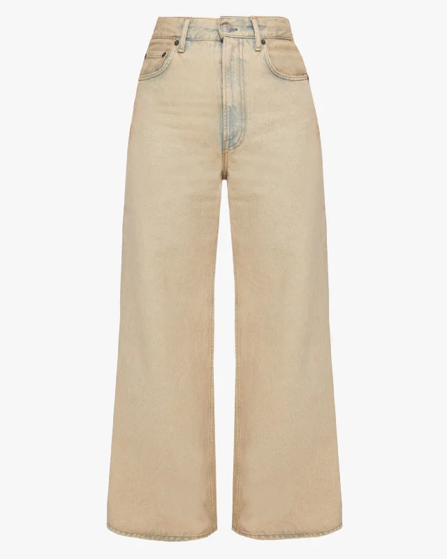 Mom jeans for a nostalgic and casual look2022 Indigo Sand Jean