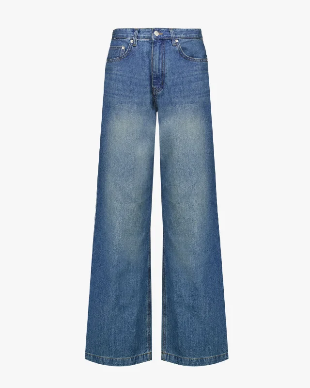 Mom jeans for a nostalgic and casual lookLoose Fit Jeans